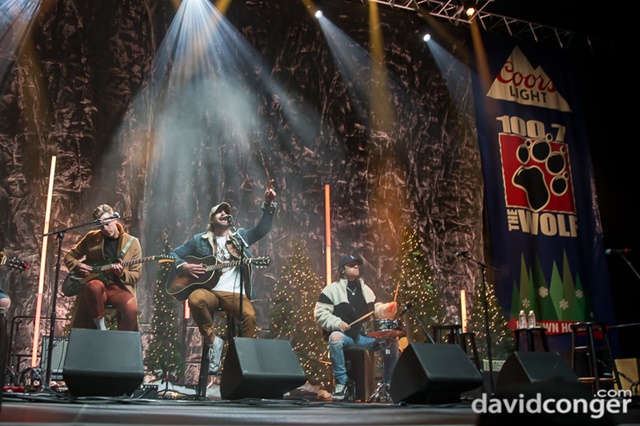 Hometown Holiday with 100.7 The Wolf