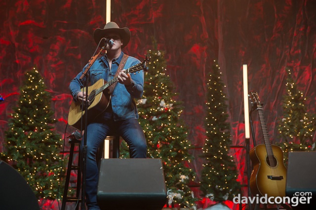 Hometown Holiday with 100.7 The Wolf