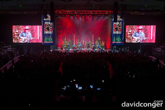 Hometown Holiday with 100.7 The Wolf